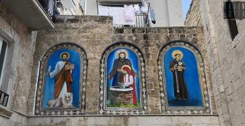 Bari, San Marco dei Veneziani si rif il look: restaurati i dipinti all'ingresso della chiesa